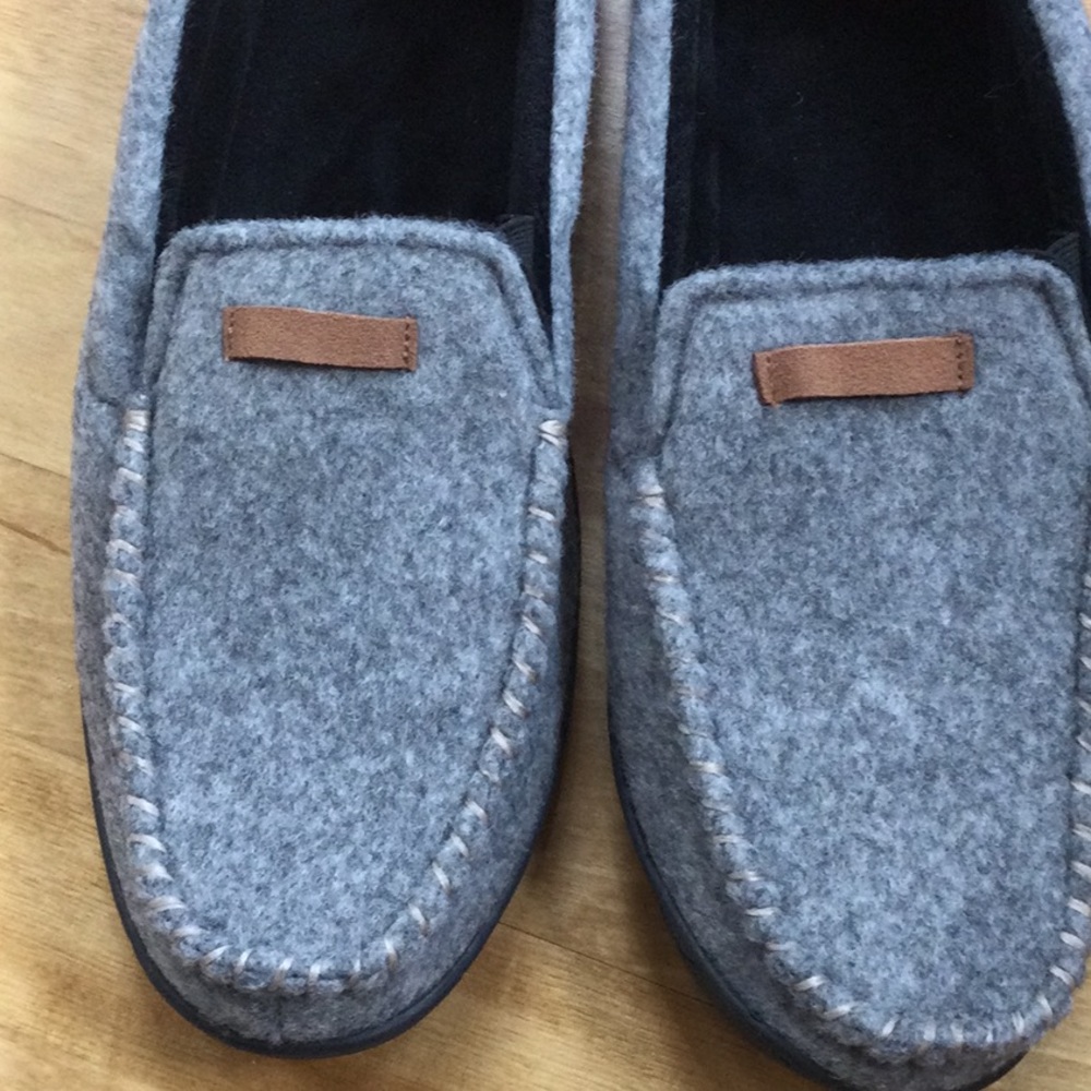 Nice men’s gray slippers size 8 - Picture 2 of 5
